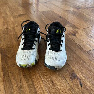Boys Under Armour Mid Rise Basketball Shoes, Size 4Y, Color White